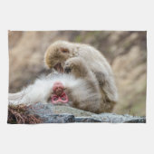 Macque Monkey, der das gute Leben genießt Geschirrtuch (Horizontal)