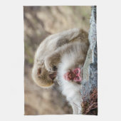 Macque Monkey, der das gute Leben genießt Geschirrtuch (Vertikal)