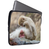 Macque Monkey, der das gute Leben genießt Laptopschutzhülle (Vorne Rechts)