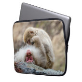 Macque Monkey, der das gute Leben genießt Laptopschutzhülle (Vorderseite Links)