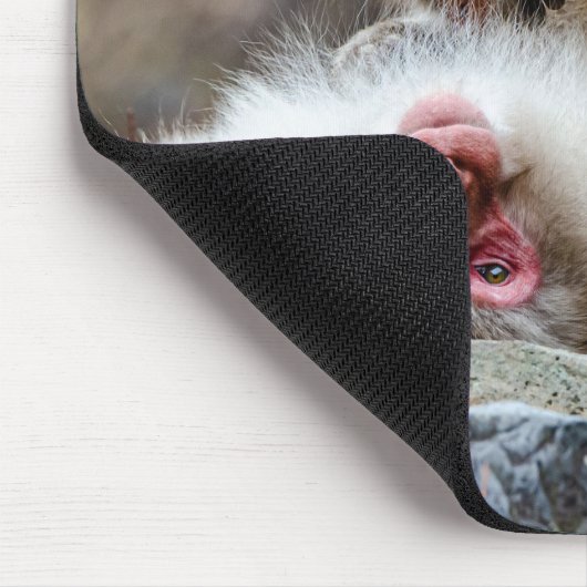 Macque Monkey, der das gute Leben genießt Mousepad (Ecke)