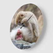 Macque Monkey, japanische Tierfotografie Große Wanduhr (Winkel)