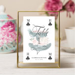 Mad Hatter Watercolor Vintage Alice im Wunderland Tischnummer<br><div class="desc">Wunderschön gestaltete Vintage Alice im Wunderland-thematische Hochzeitsschilder Tischnummer. Ideal für eine Hochzeit zum Thema Alice im Wunderland. Wir haben unseren eigenen inspiriert Hut des verrückten Hasses illustriert. Deep smaragdgrüner Hut mit rot-rosa Sash und rot-rosa Schachbrett oben. Mit unserer handbemalten Pfauenfeder, den Blumen, der Spielkarte und der Taschenuhr dekoriert, entsteht dieses...</div>