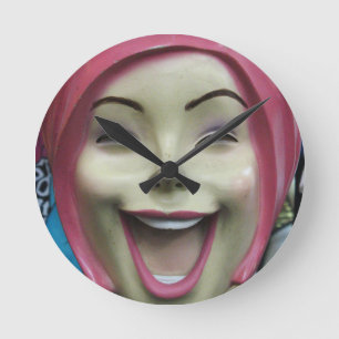 Mad Laughing Mannequin ~ Uncanny Valley Girl Runde Wanduhr