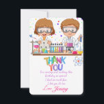 Mad Science Birthday Danke Karte<br><div class="desc">Erleben Sie Ihre Gäste mit dieser farbenfrohen Geburtstagsparty der Wissenschaft Dankeschön-Karte mit zwei experimentierenden Wissenschaftlern,  einem farbenfrohen Dankeschön und einem bunten Punkt für den Hintergrund. Fügen Sie einfach Ihre Dankeschön-Notiz und den Namen des Kindes zu dieser leicht zu bedienenden Vorlage hinzu,  um sie zu einer einmaligen Karte zu machen.</div>