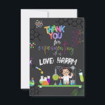 Mad Science Birthday Party danke Karte<br><div class="desc">Erleben Sie Ihre Gäste mit dieser farbenfrohen Geburtstagsparty der Wissenschaft dank Ihrer Karte mit wissenschaftlichen Elementen wie experimentellen Werkzeugen und einem Wissenschaftler, der ein Experiment macht. Fügen Sie einfach den Namen Ihres Kindes auf dieser einfach zu bedienenden Vorlage hinzu, um es zu einer einmaligen Dankeschön-Tag oder Gunst-Karte zu machen. Suchen...</div>