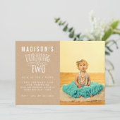 Mädchen 2. Geburtstag Personalisiertes Foto Einladung (Stehend Vorderseite)