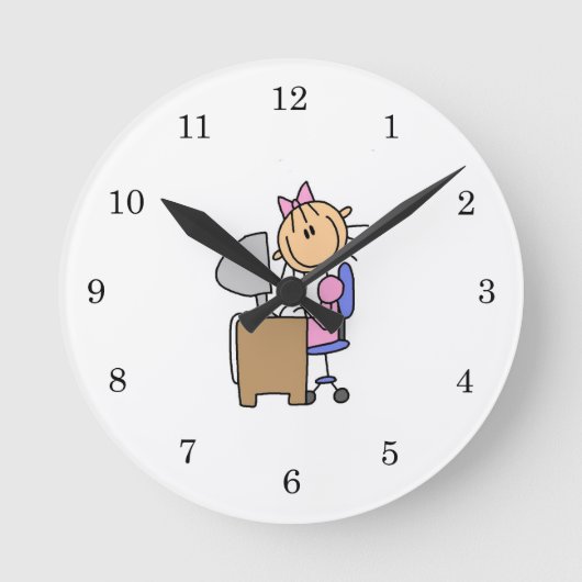 Mädchen am Computer Runde Wanduhr (Vorderseite)