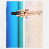Mädchen am Strand mit einem Bikini-Gemälde Fleecedecke (Vorderseite)