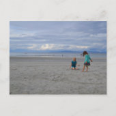 Mädchen am Strand Postkarte (Vorderseite)