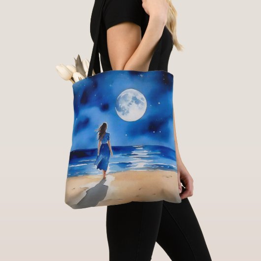 Mädchen am Strand unter einem Vollmond Tasche (Von Nahem)