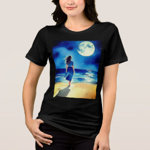 Mädchen am Strand unter einem Vollmond Tri-Blend Shirt
