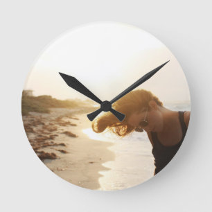 Mädchen an der Acrylic-Wall-Uhr Runde Wanduhr