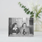 Mädchen an der Bar, 1940 Postkarte (Stehend Vorderseite)