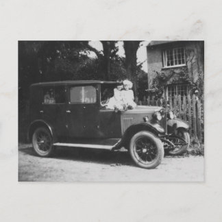 Mädchen auf Auto altes Schwarz-Weiß-Bild - Postkar Postkarte