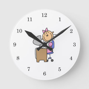 Mädchen auf dem Computer Runde Wanduhr