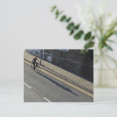 Mädchen auf dem Fahrrad Postkarte (Stehend Vorderseite)