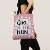 Mädchen auf dem Laufsteg Tasche (Von Nahem)