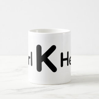 Mädchen auf der Gänseblümchen-Wiese – Minimalistis Kaffeetasse