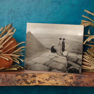 Mädchen auf der Spitze der Pyramide von Cheops in  Fotoplatte