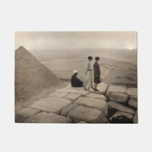 Mädchen auf der Spitze der Pyramide von Cheops in Fußmatte