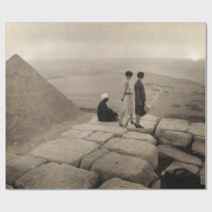Mädchen auf der Spitze der Pyramide von Cheops in Geschenkpapier