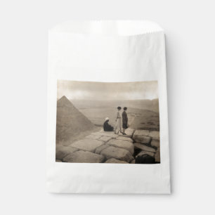 Mädchen auf der Spitze der Pyramide von Cheops in Geschenktütchen