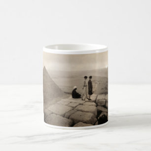 Mädchen auf der Spitze der Pyramide von Cheops in  Kaffeetasse