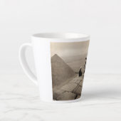 Mädchen auf der Spitze der Pyramide von Cheops in Milchtasse (Linke Ecke)