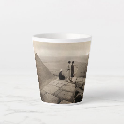 Mädchen auf der Spitze der Pyramide von Cheops in Milchtasse (Vorderseite)