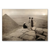 Mädchen auf der Spitze der Pyramide von Cheops in Tischnummer (Rückseite)