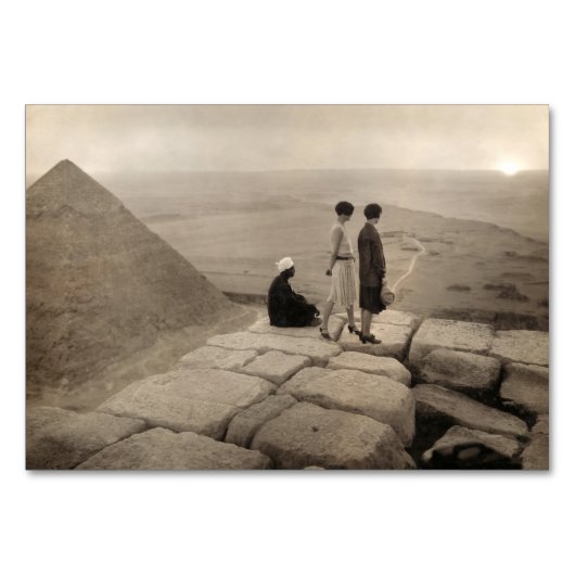 Mädchen auf der Spitze der Pyramide von Cheops in Tischnummer (Vorderseite)