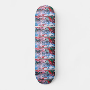 MÄDCHEN AUF EINEM ROTEN KAMEL SKATEBOARD