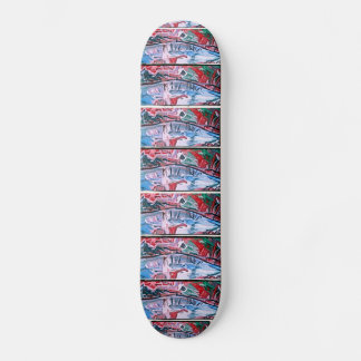 MÄDCHEN AUF EINEM ROTEN KAMEL SKATEBOARD