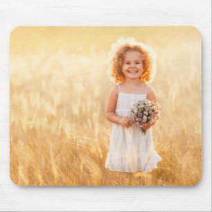 Mädchen auf einer Wiese mit einem Bouquet von Wild Mousepad