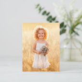 Mädchen auf einer Wiese mit einem Bouquet von Wild Postkarte (Stehend Vorderseite)