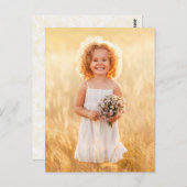 Mädchen auf einer Wiese mit einem Bouquet von Wild Postkarte (Vorne/Hinten)