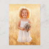 Mädchen auf einer Wiese mit einem Bouquet von Wild Postkarte (Vorderseite)