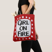 Mädchen auf Feuertasche Tasche (Von Nahem)