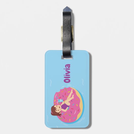 Mädchen auf Regenbogen Sprinkles Doughnut Pool Flo Gepäckanhänger (Rückseite vertikal)