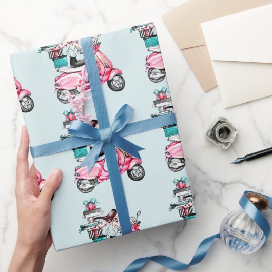 Mädchen auf Scooter, die Präsentationen tragen Geschenkpapier (Schenken)