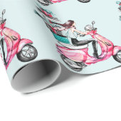 Mädchen auf Scooter, die Präsentationen tragen Geschenkpapier (Rolleneckpunkt)