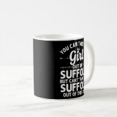 Mädchen aus Suffolk Va Virginia Funny Zuhause Root Kaffeetasse (VorderseiteRechts)