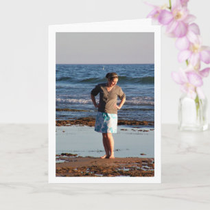 Mädchen barfuß am Strand Karte