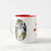 Mädchen beim Eiersuchen mit Hasenohren Zweifarbige Tasse (Vorderseite Links)