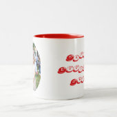 Mädchen beim Eiersuchen mit Hasenohren Zweifarbige Tasse (Mittel)