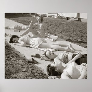 Mädchen beim Sonnenbaden, 1943. Vintage-Foto Poster