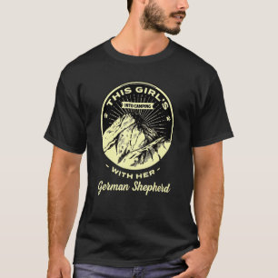 Mädchen beim Zelten mit ihrem deutschen Schäferhun T-Shirt