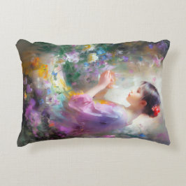 Mädchen bewundert eine Blume in ihren Händen Dekokissen