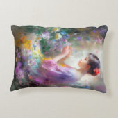 Mädchen bewundert eine Blume in ihren Händen Dekokissen (Rückseite)